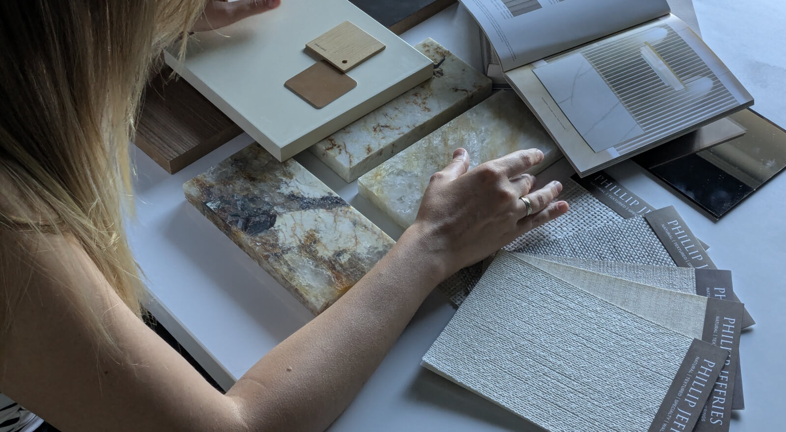 Enterijer dizajner bira uzorke materijala.