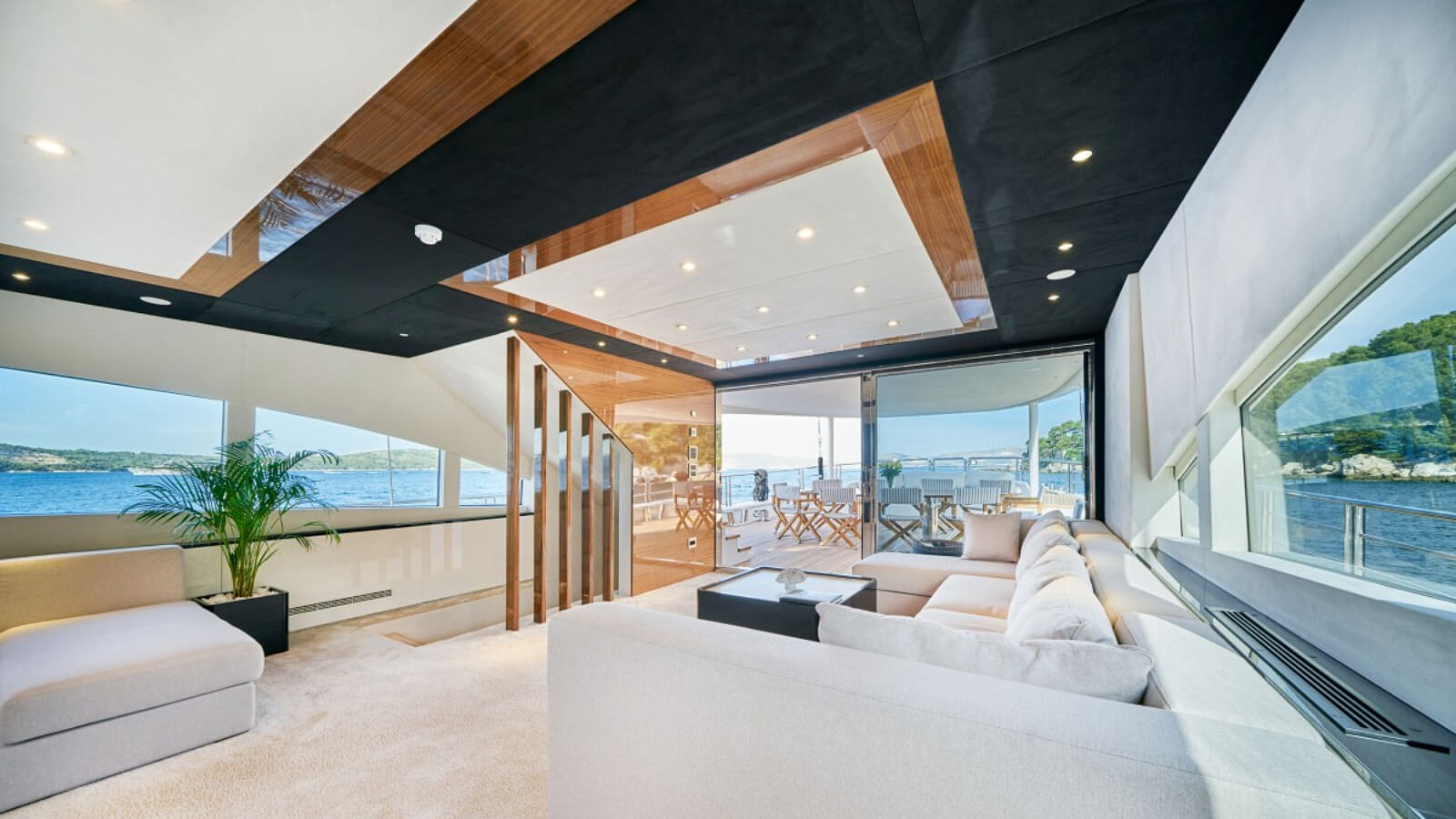 cabin-interior-widespace-windows