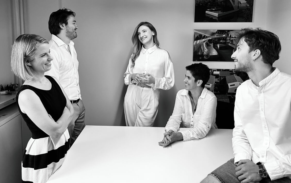 colleagues in a free conversation with a smile on their face